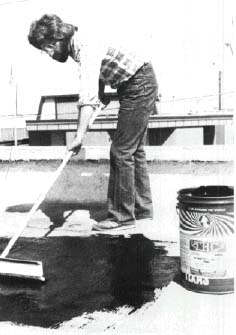 MIGHTYPLATE Modified Bitumen Primer is a fast drying asphalt primer. It is specially formulated for use in conjunction with MIGHTYPLATE Modified Bitumen Roofing Membrane where existing surfaces lack adequate asphalt